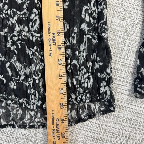 Chicos Top Black White Floral Sheer Crinkle V Neck Button Up Size 1 Small - Picture 6 of 10